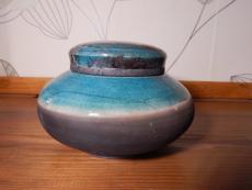 Raku-Dose, Zeitlos schön in Petrolgrün, Höhe 10cm, 675g