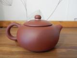 Original Yixing-Kanne, roter Ton (Zhuni),Klassische Kanne, 225g, 180ml, mit schwarzer Bemalung