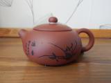 Original Yixing-Kanne, roter Ton (Zhuni),Klassische Kanne, 225g, 180ml, mit schwarzer Bemalung